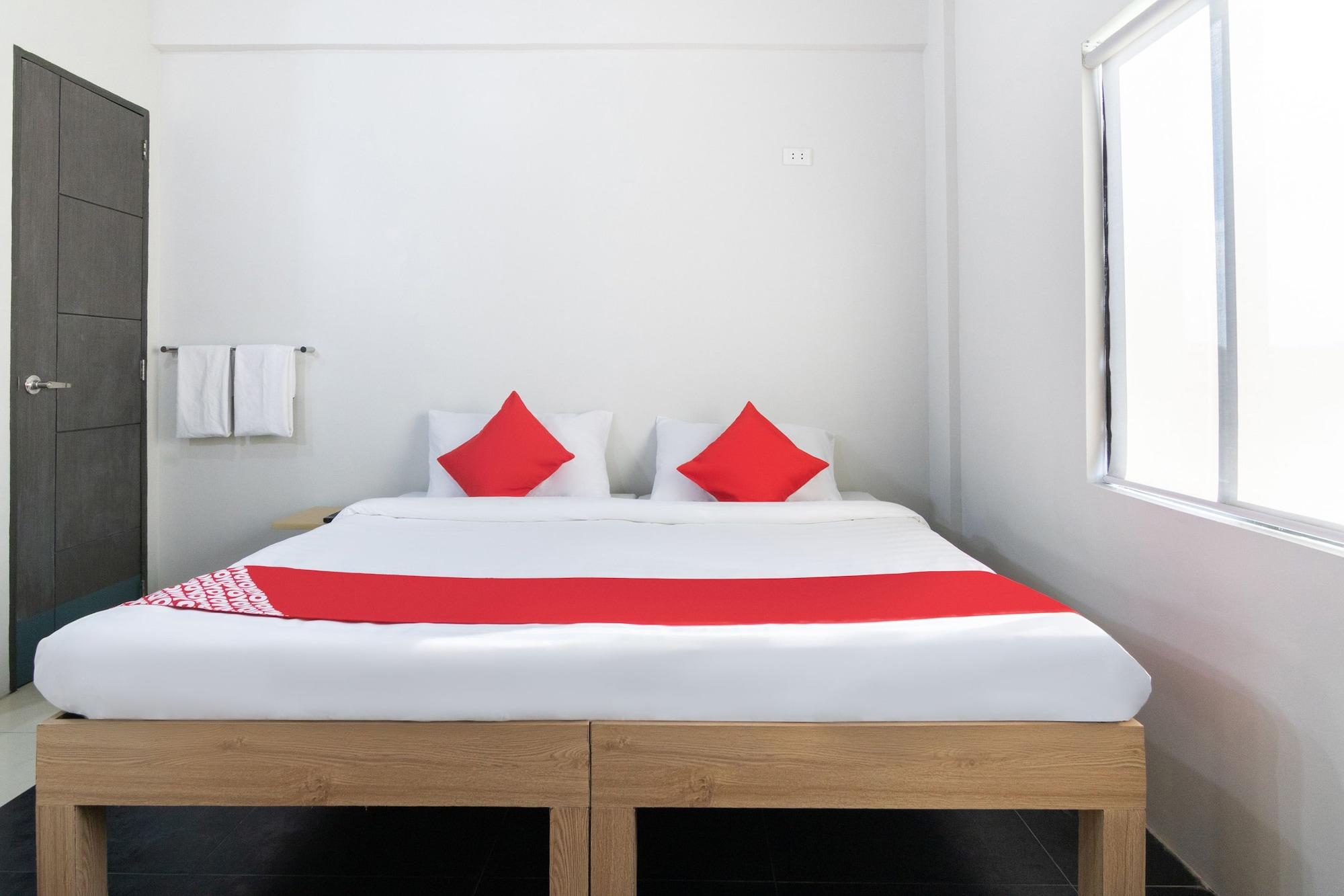 Oyo 136 Regal Residences Кесон-Сити Экстерьер фото