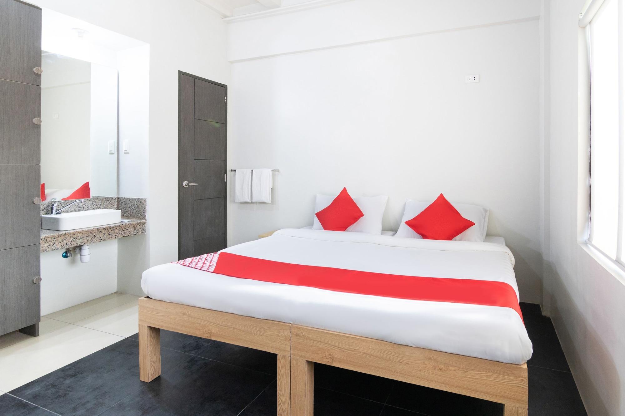 Oyo 136 Regal Residences Кесон-Сити Экстерьер фото
