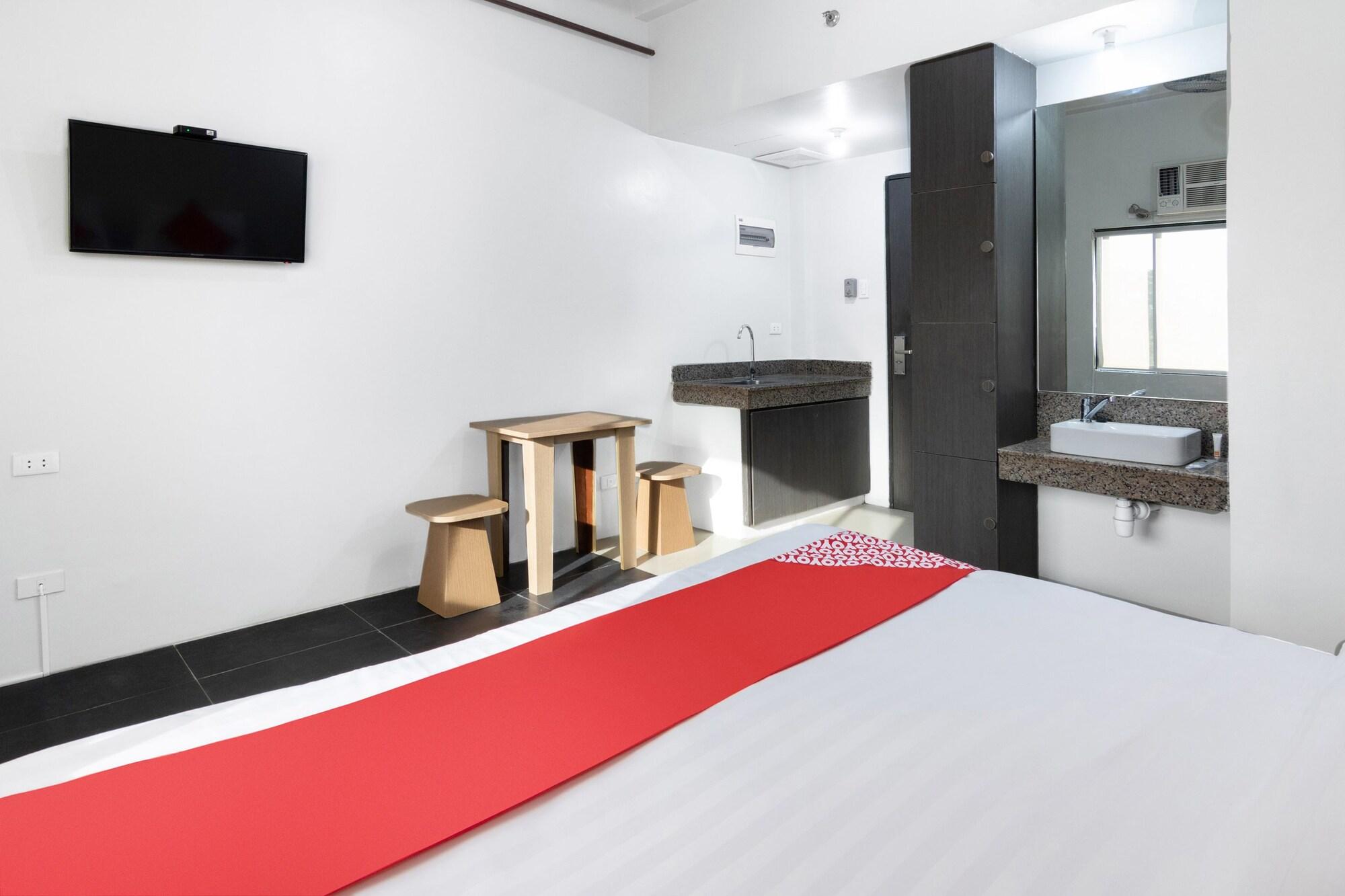 Oyo 136 Regal Residences Кесон-Сити Экстерьер фото