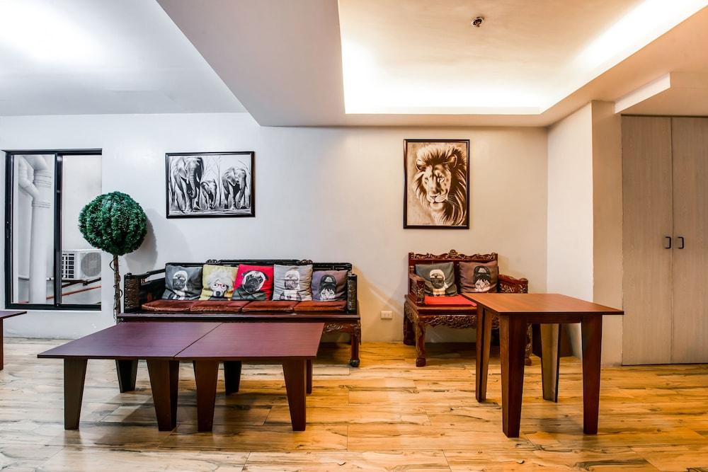 Oyo 136 Regal Residences Кесон-Сити Экстерьер фото