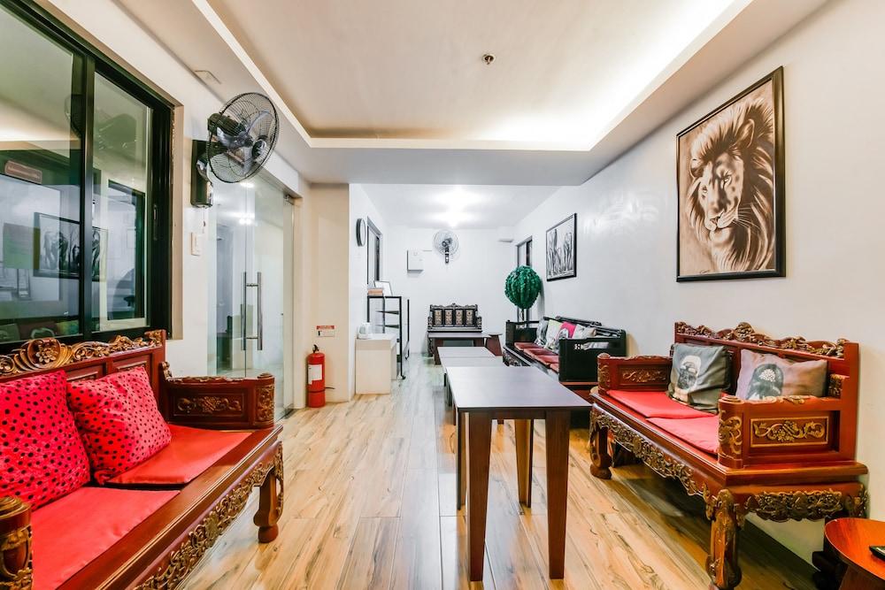 Oyo 136 Regal Residences Кесон-Сити Экстерьер фото
