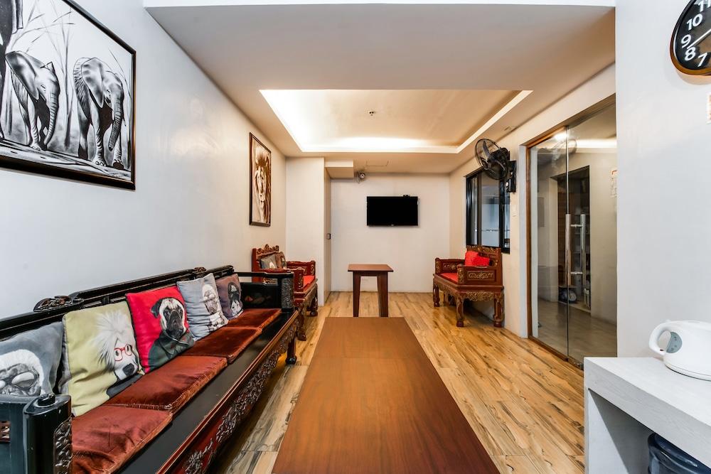 Oyo 136 Regal Residences Кесон-Сити Экстерьер фото